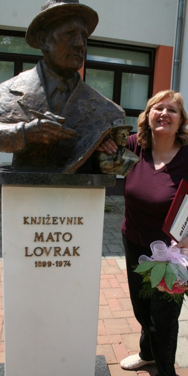 Bista književnika Mate Lovraka u Velikom Grđevcu i dva puta nagrađena autorica njegovom Nagradom